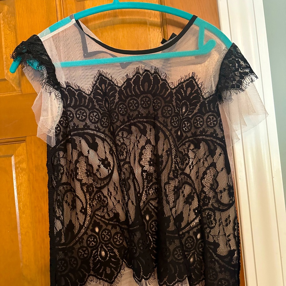 LOVE J SIZE MEDIUM BLACK LACE TOP GREAT CONDITION